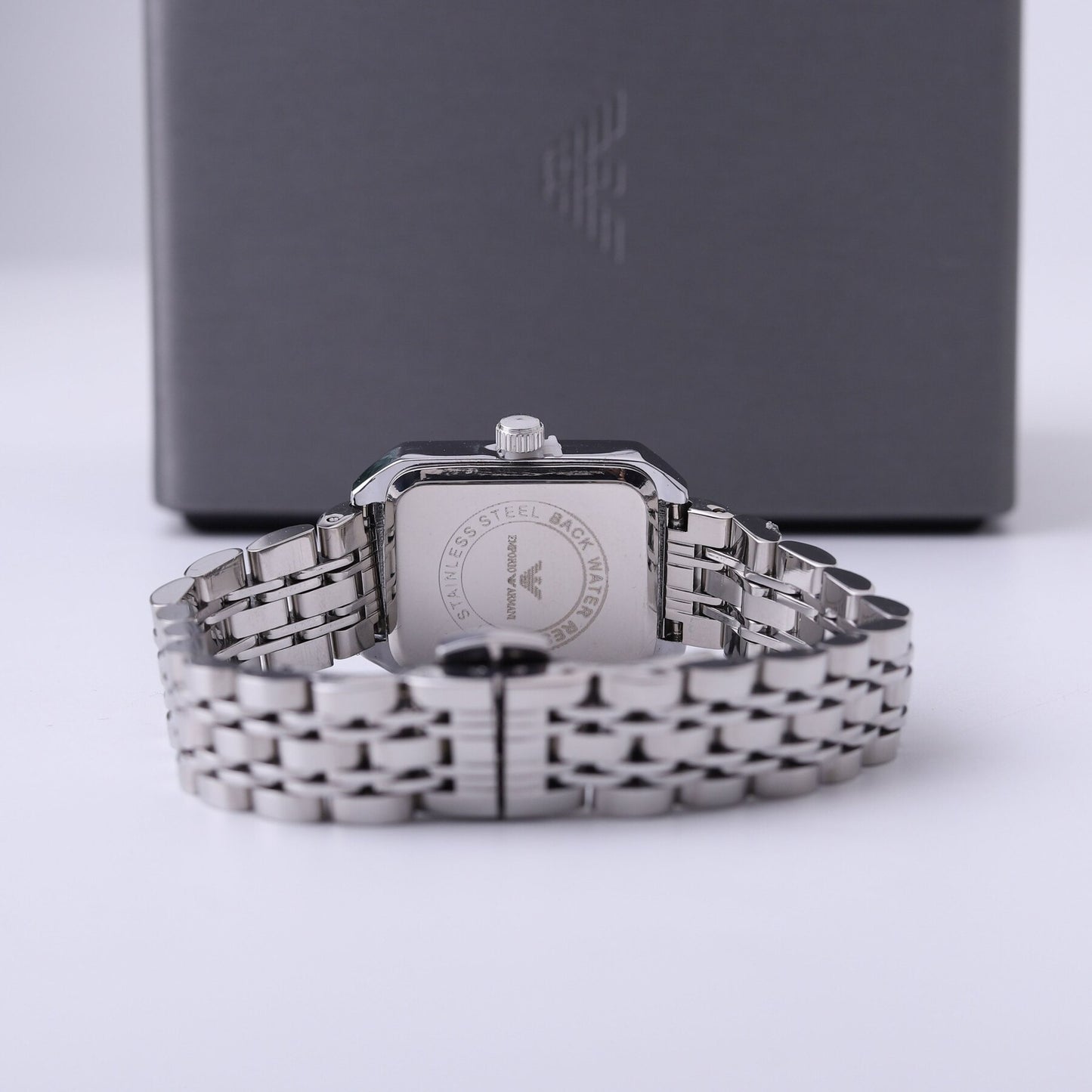 ✨ ساعة أرمني – فضي × أخضر زمردي ✨