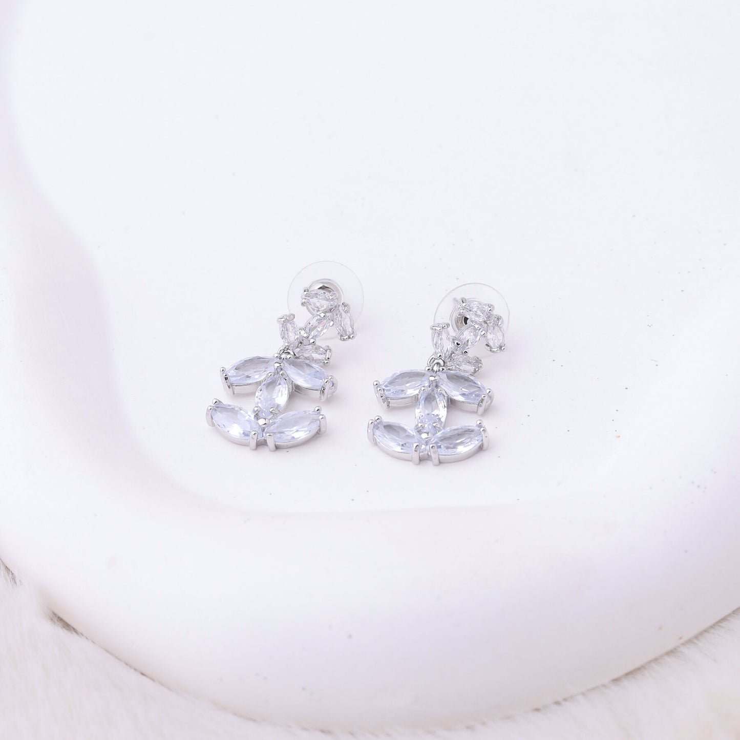 طقم شانيل – طبقتين بزركون فضي ✨💎