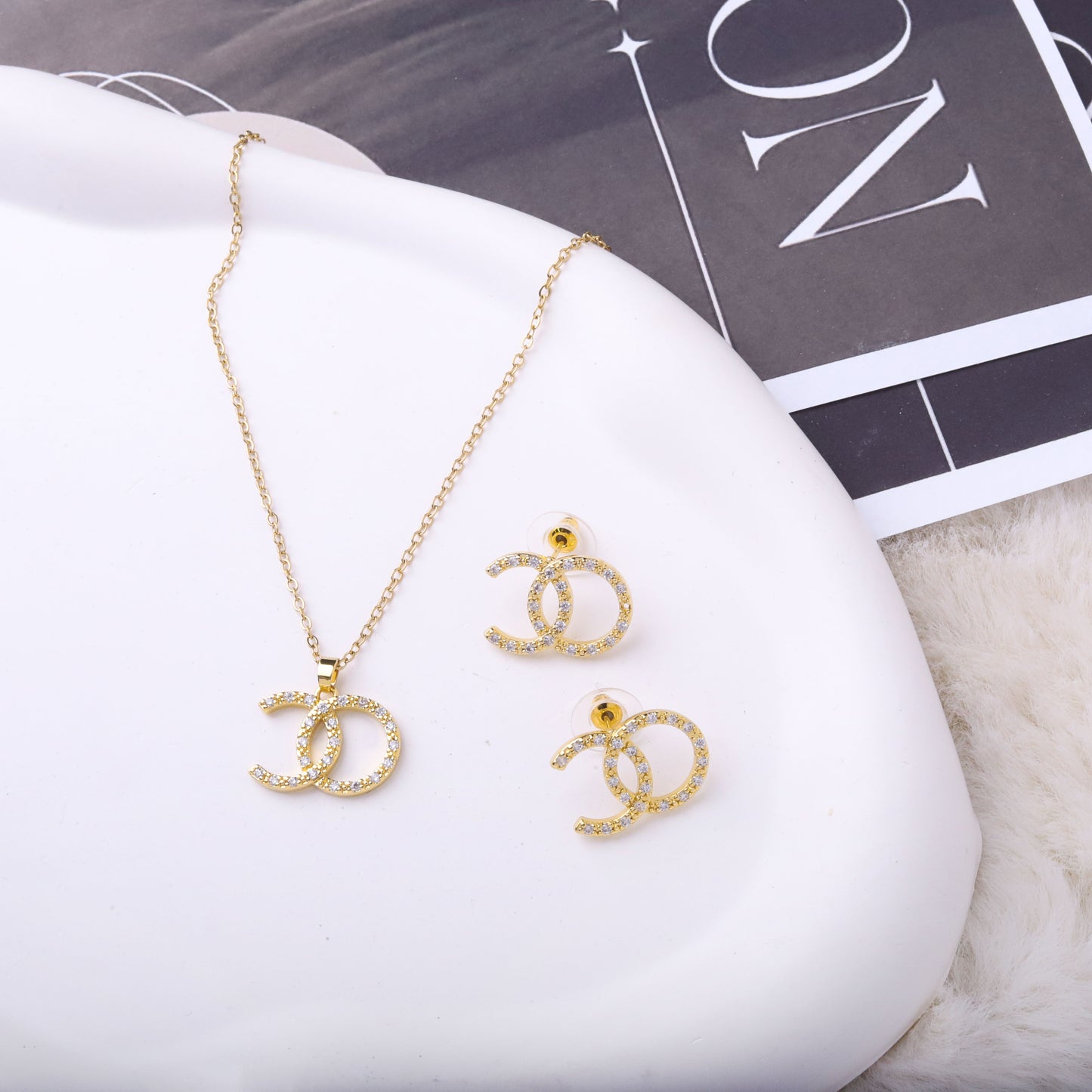 طقم شانيل – قطعتين بزركون ناعم ذهبي ✨💛