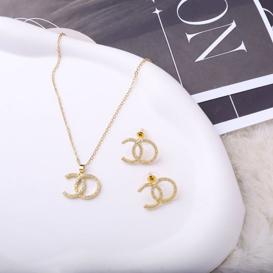 طقم شانيل – قطعتين بزركون ناعم ذهبي ✨💛