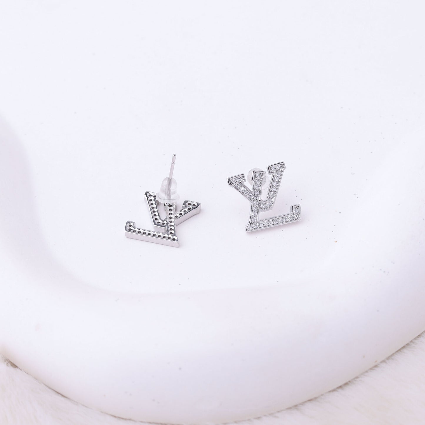 ✨ طقم لويس فيتون LV – فخم بزركون فضي ✨