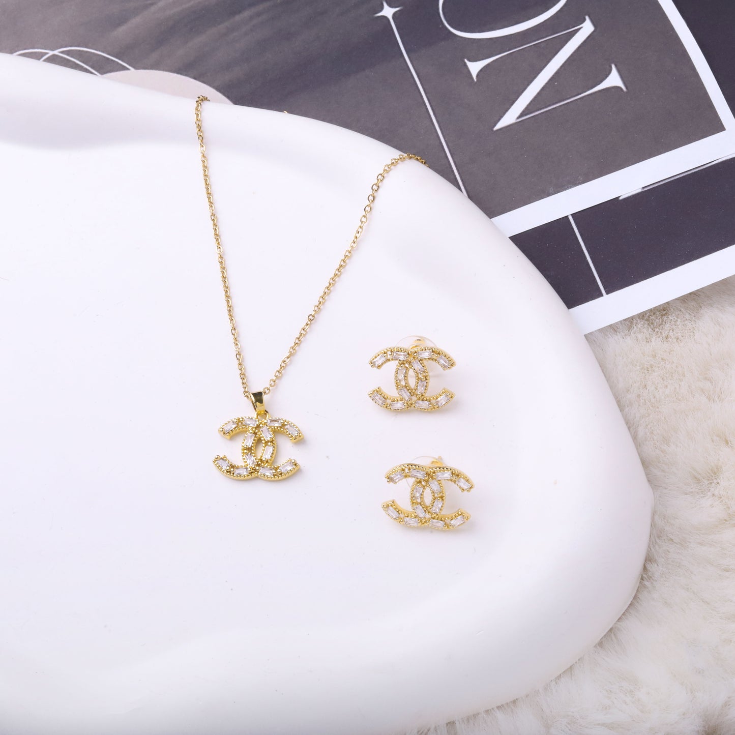 طقم شانيل – قطعتين ناعم ذهبي ✨💛