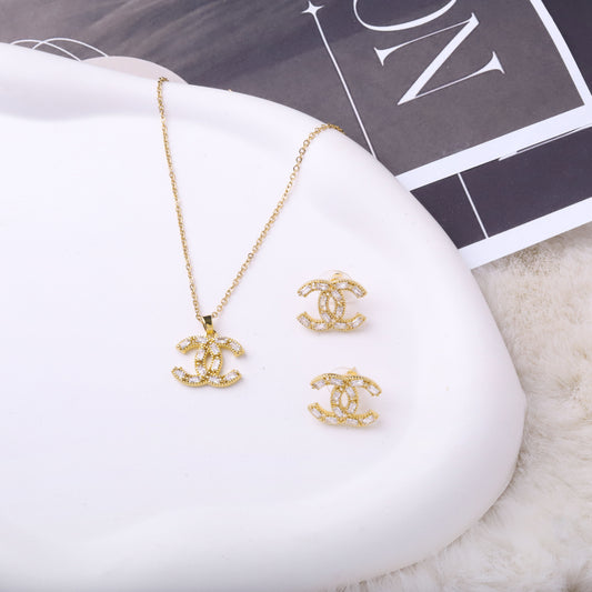 طقم شانيل – قطعتين ناعم ذهبي ✨💛