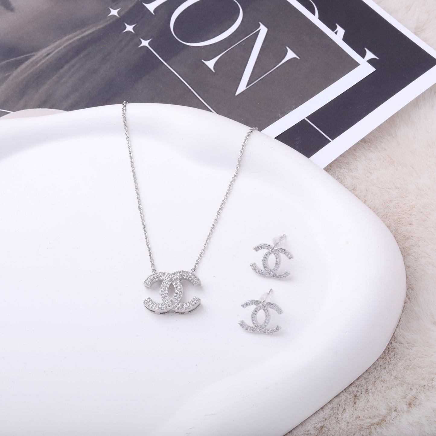 طقم شانيل – فضي ناعم مع لمسات زركون ✨