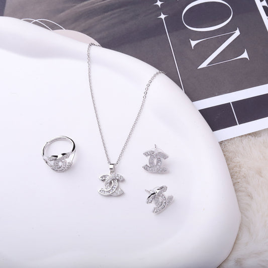 طقم شانيل – 3 قطع فل زركون ذهبي ✨💛