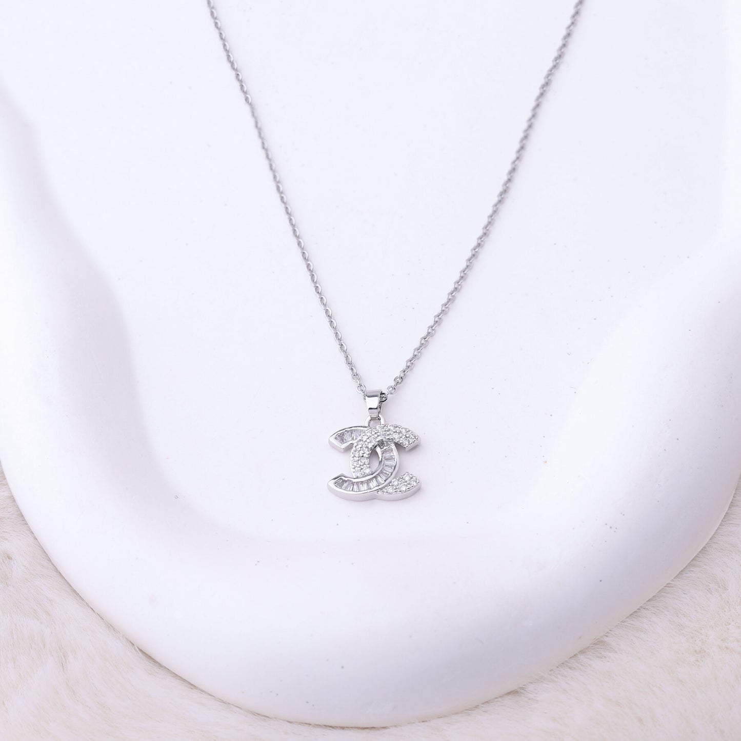 طقم شانيل – 3 قطع فل زركون ذهبي ✨💛