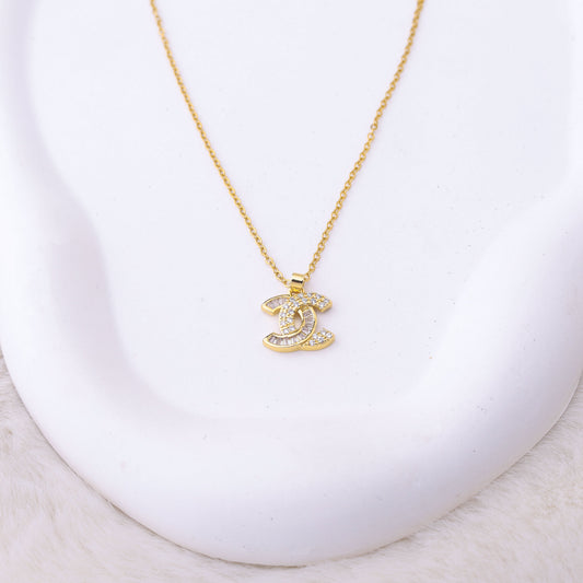 طقم شانيل – وردة قطعتين بزركون ذهبي 🌸💛