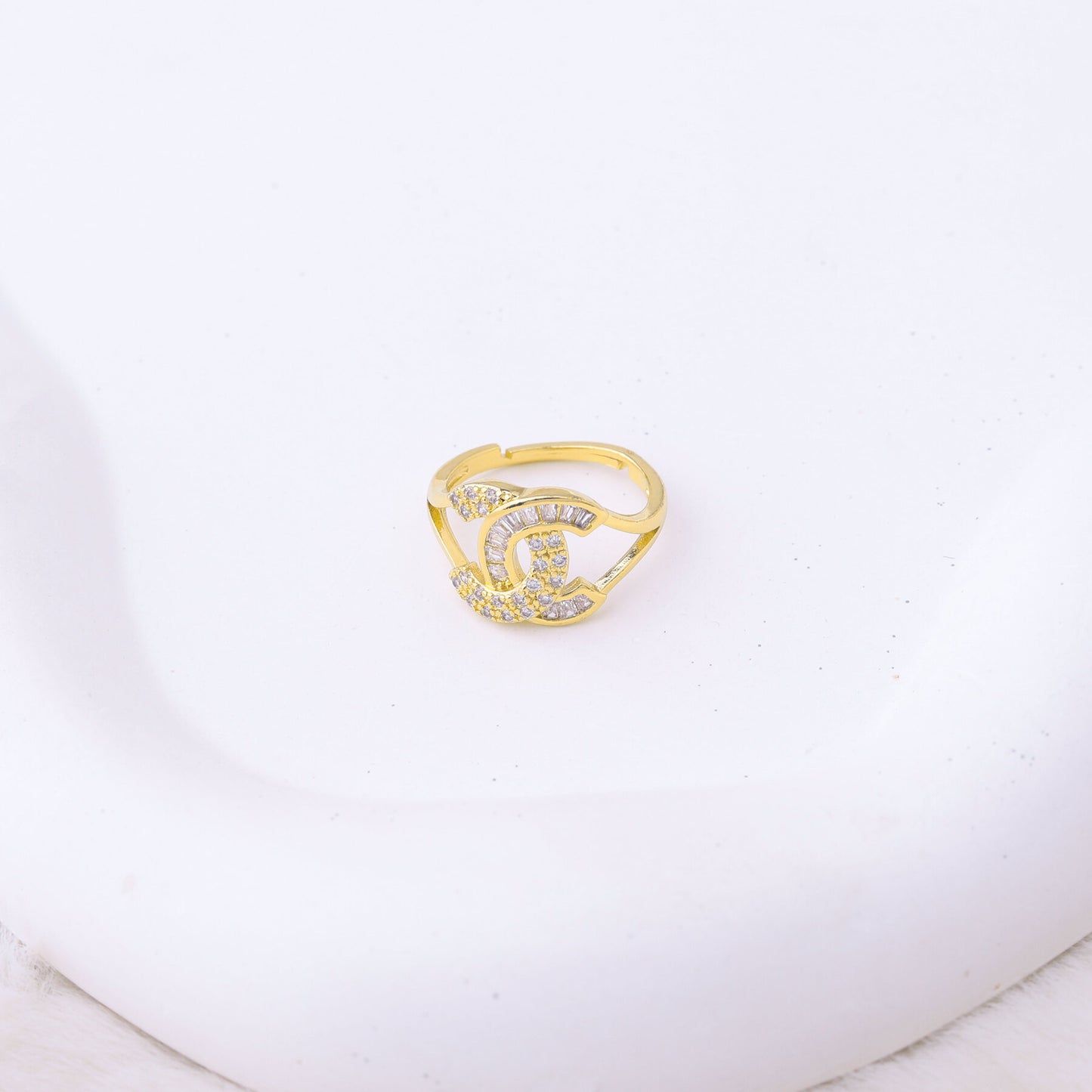 طقم شانيل – وردة قطعتين بزركون ذهبي 🌸💛