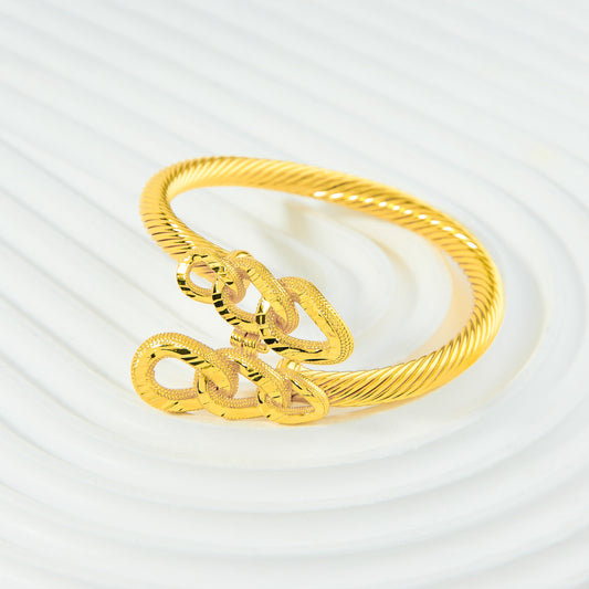 🔗 إسوارة بانجل "الحلقات المجدولة" – حركة وتألق في تصميم صلب ✨