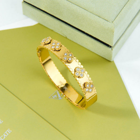 ✨ اسوارة فان كليف وردات زركون ذهبي – أشعة شمس على معصمك ✨