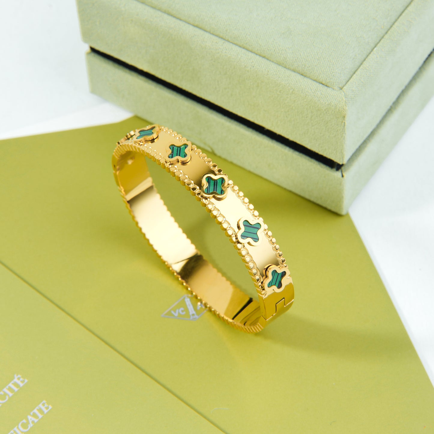 ✨ اسوارة فان كليف وردات أخضر – أناقة الطبيعة الخالدة ✨