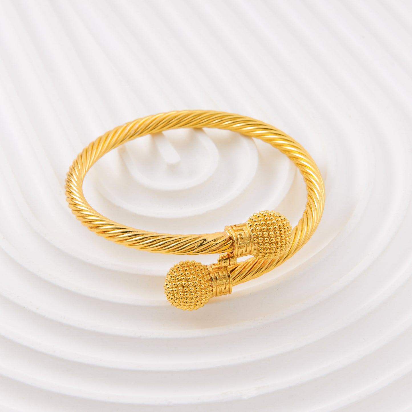 👑 إسوارة فرزاتشي بانجل "الطابة المجدولة" – فخامة متفردة بتفاصيل إغريقية 💎