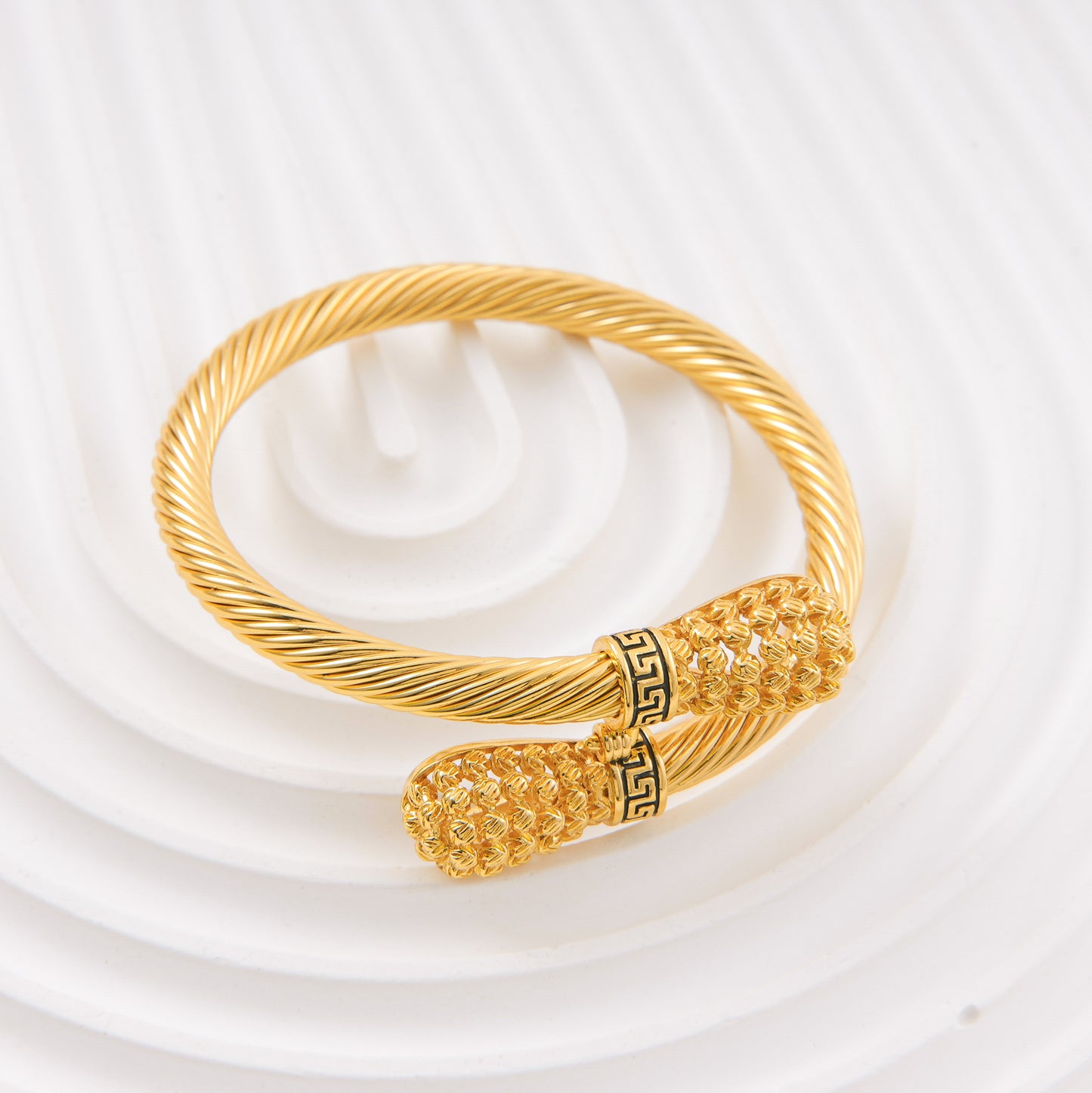 👑 إسوارة فرزاتشي بانجل مجدولة – الترف المنسوج بذهب الميدوسا 🔱