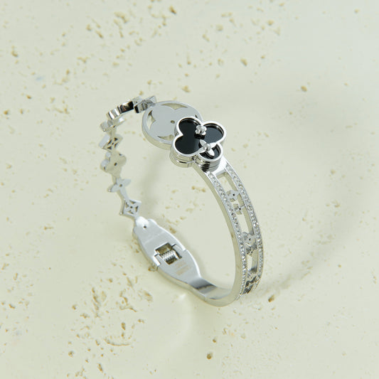 ✨ اسوارة لويس فيتون LV – وردة فضي فاخر ✨