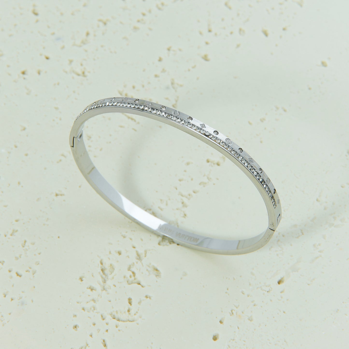 ✨ اسوارة لويس فيتون LV – فضي رفيع بزركون فاخر ✨