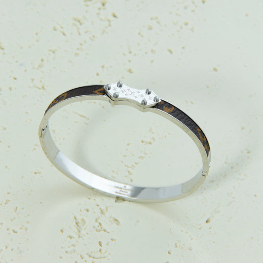 ✨ اسوارة لويس فيتون LV – أسود وفضي فاخر ✨