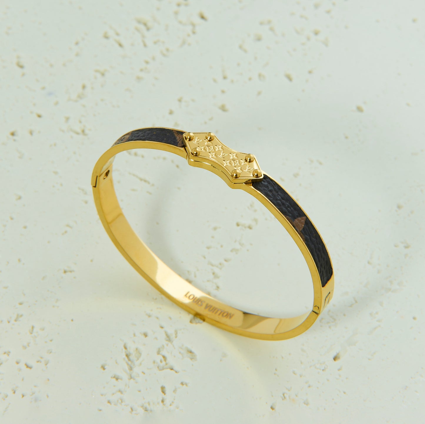 ✨ اسوارة لويس فيتون LV – أسود وذهبي فاخر ✨