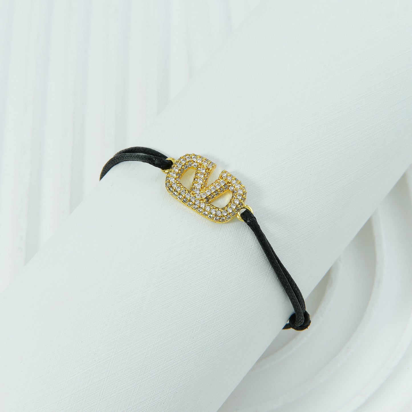 ✨ اسوارة خيط – فالنتينو Valentino أسود رفيع ✨