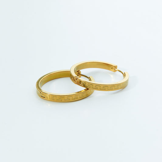 👑 حلق فيرزاتشي ذهبي – أيقونة ميدوسا وسحر الغريكا الإيطالي ✨