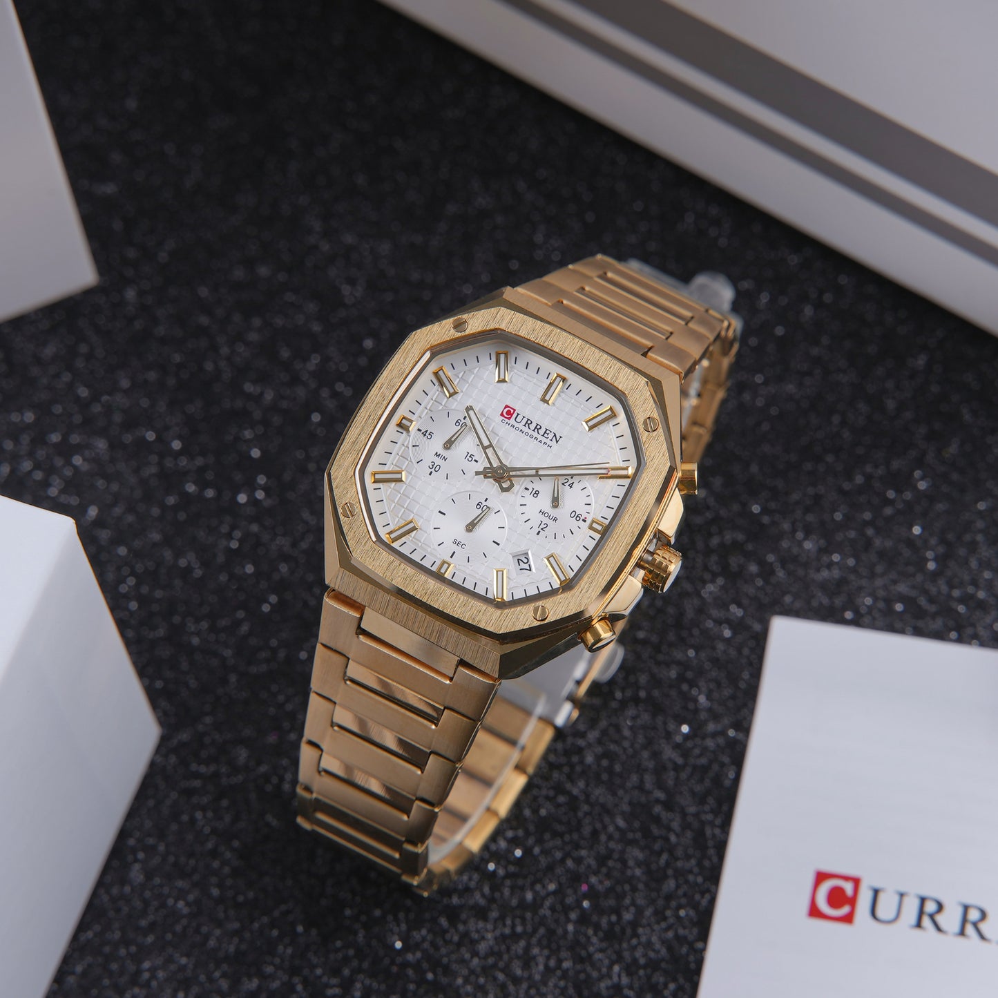 👑 ساعة Curren Square Elegance – فخامة الذهب وإشراقة الأبيض في إطار مربع 🤍