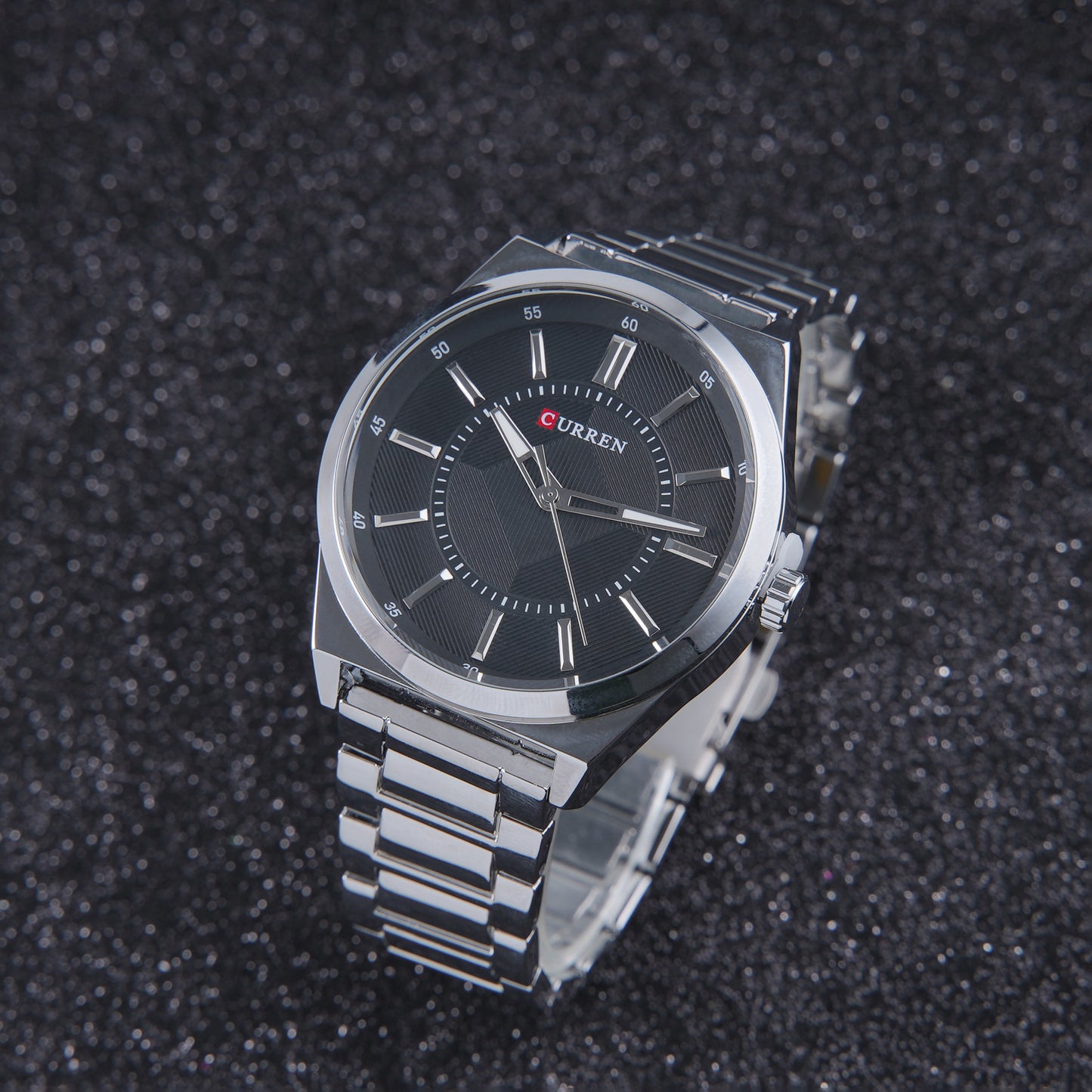 ⚫ ساعة Curren Black Steel – أناقة التباين بين الفضي والأسود الكلاسيكي 🤍