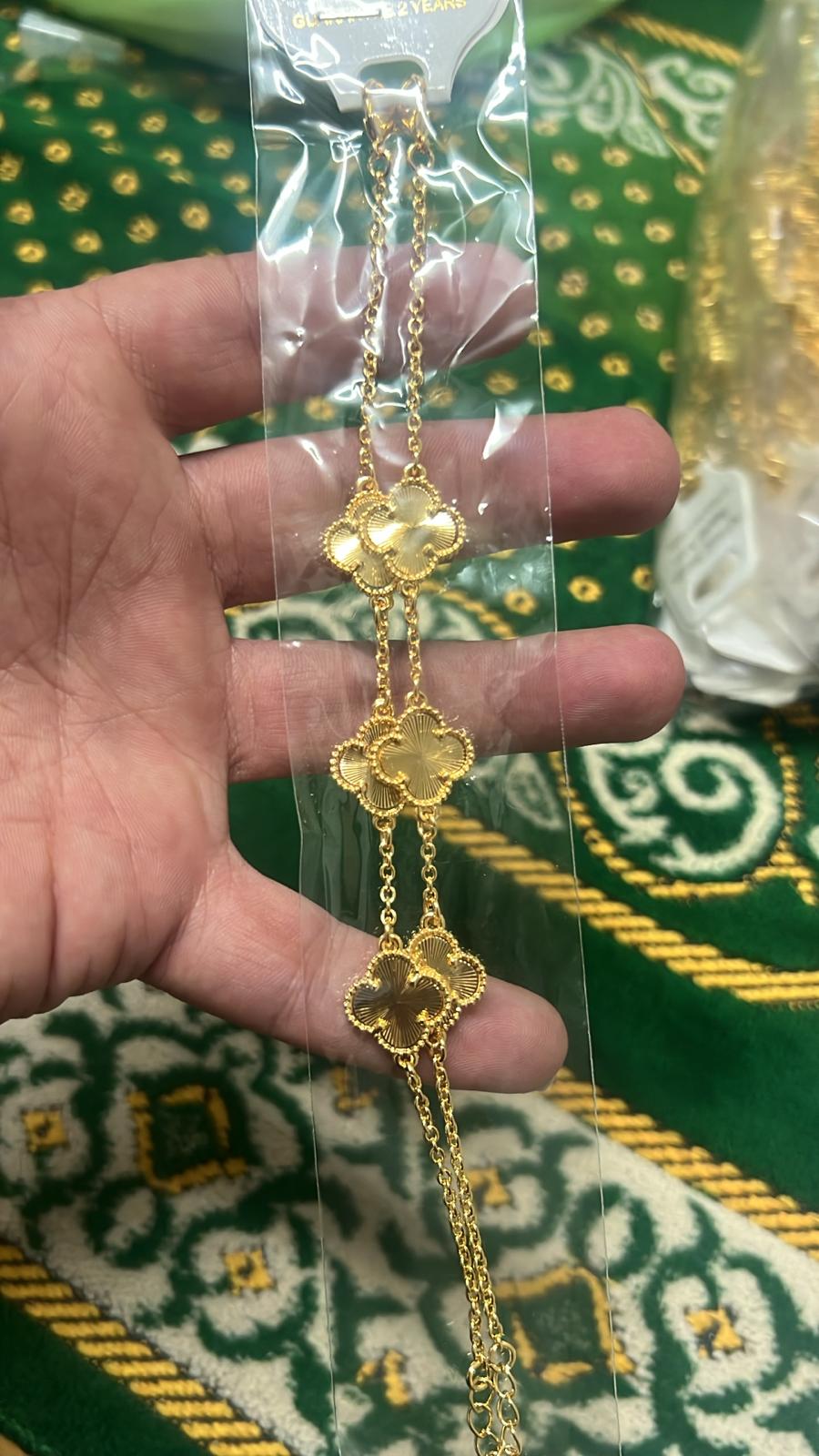 ✨ أسوارة فان كليف ثلاث وردات ذهبي ✨