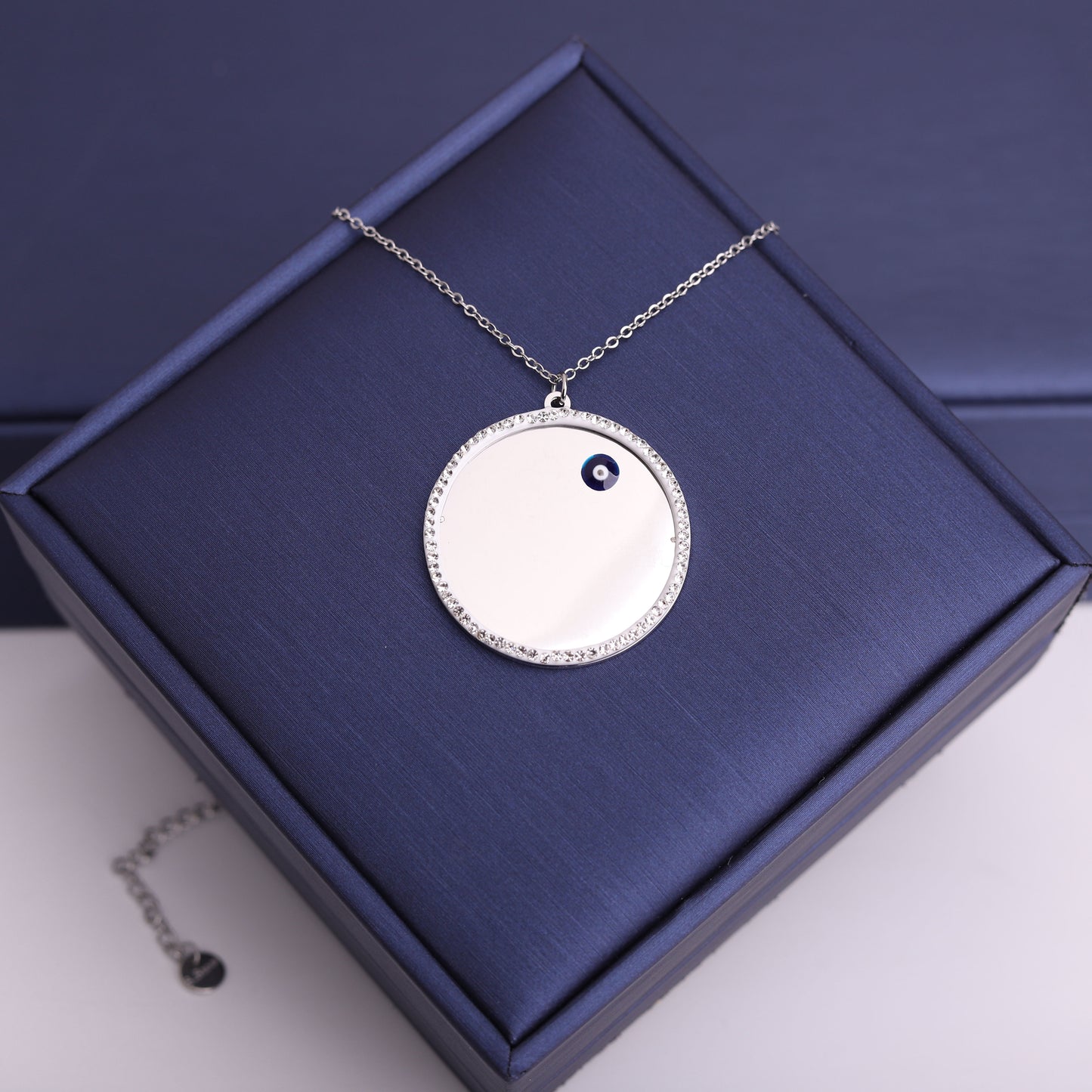 سنسال دائرة بإطار زركون – عين زرقاء 🔵✨