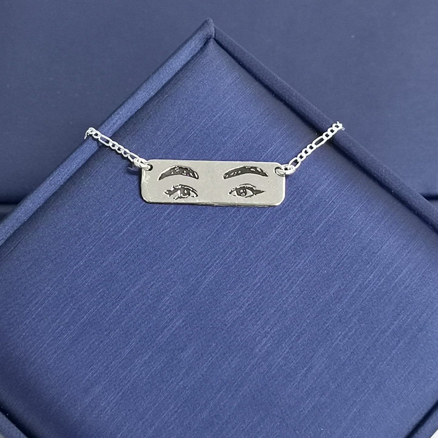 سلسال “نظرة” – تصميم فني أنيق بنقشة العيون