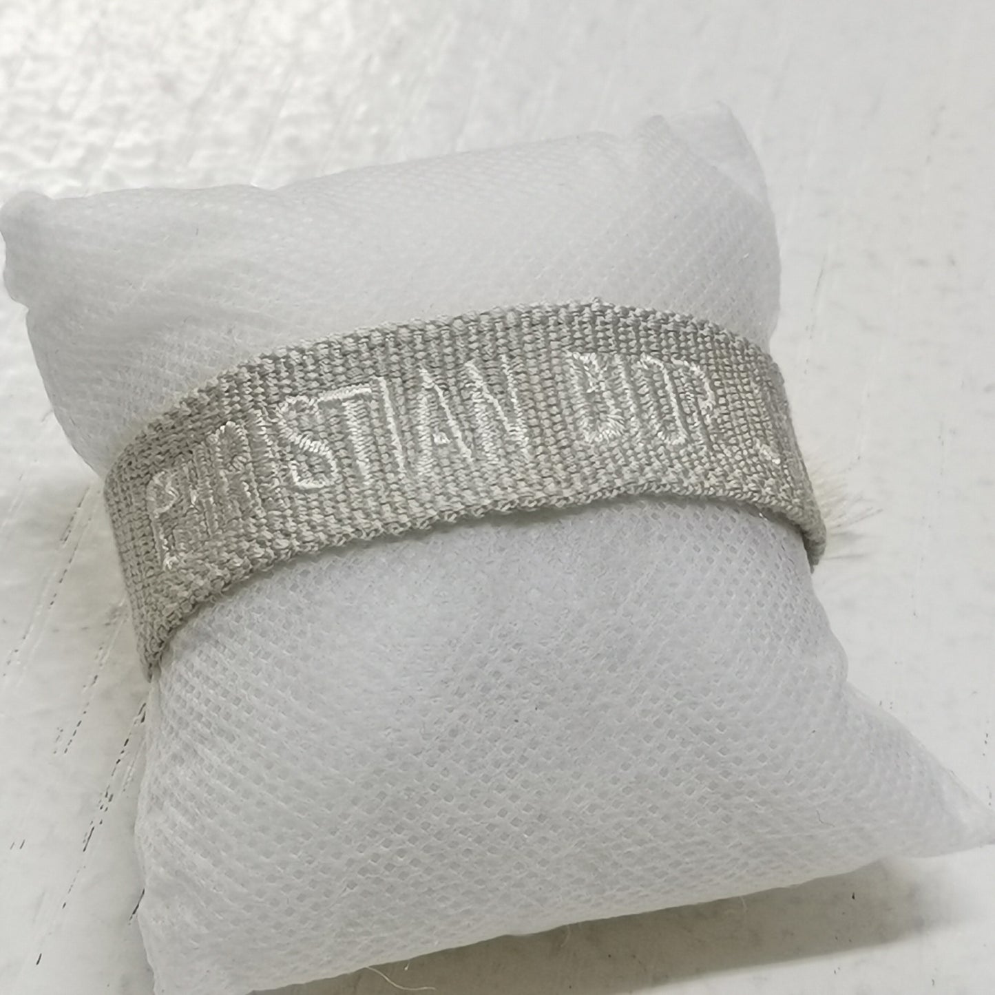 ✨ اسوارة خيط – ديور Dior رمادي أبيض ✨