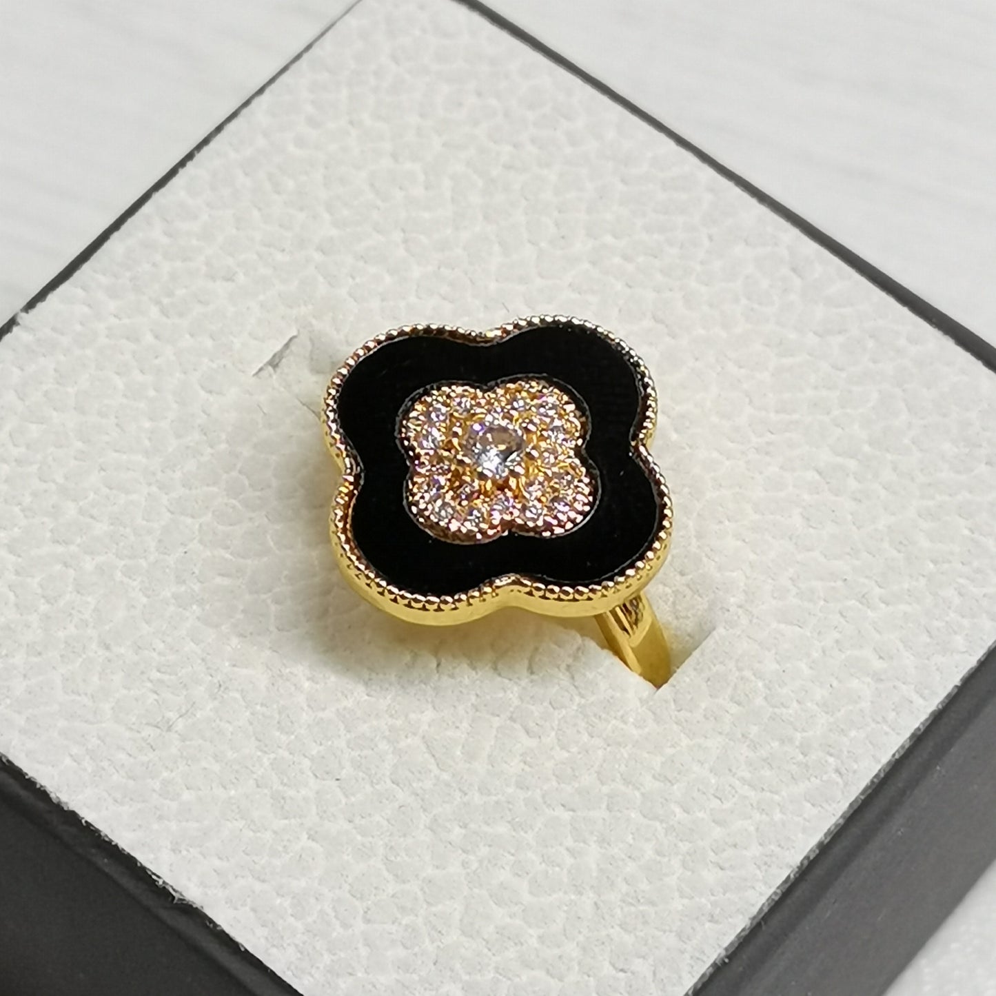 ✨ خاتم وردة فان كليف أسود ✨