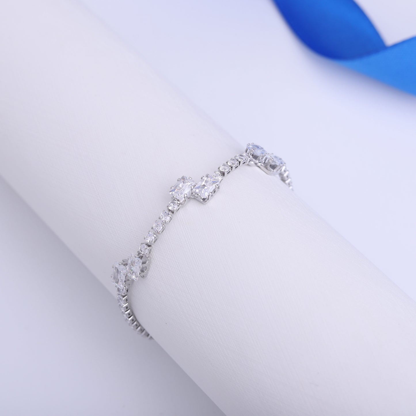 ✨ اسوارة تنس زركون مستطيل – فضي ✨