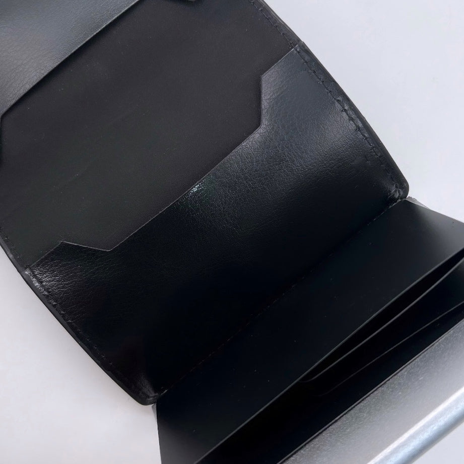 جزدان جلد طبيعي – تصميم خاص للبطاقات 💳