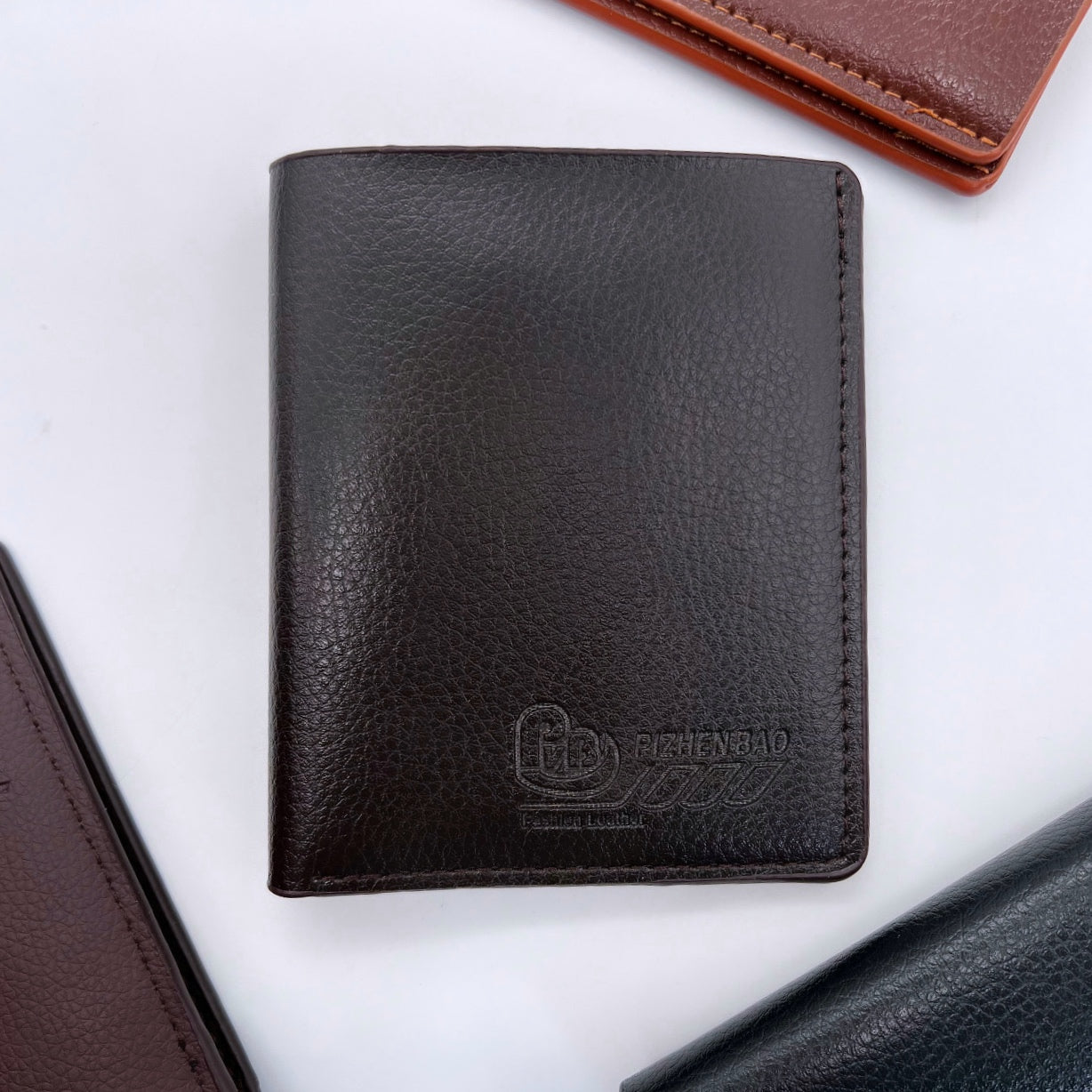 جزدان جلد طبيعي بلون بني – تصميم Pv.B الأنيق 🤎