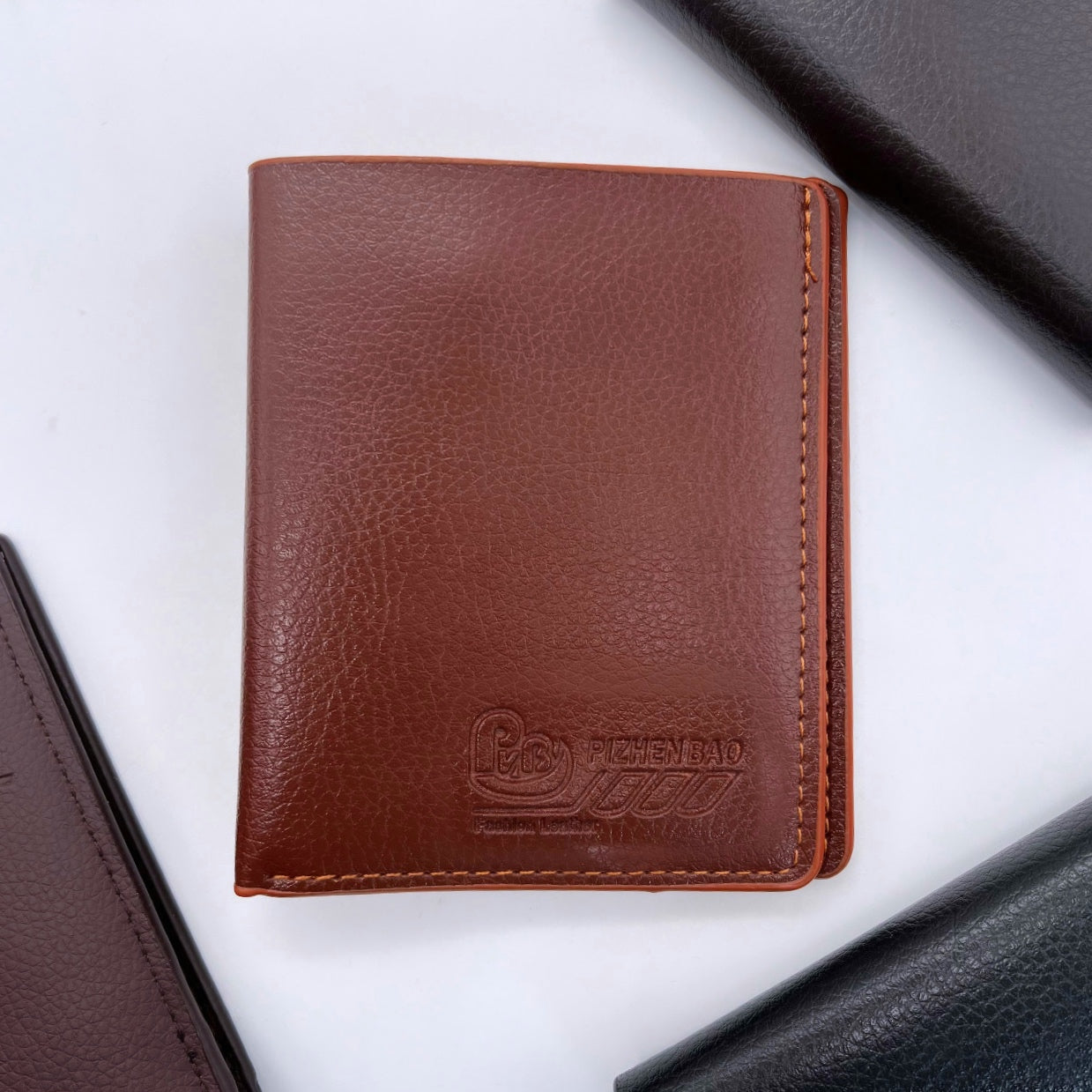 جزدان جلد طبيعي بلون عسلي – تصميم Pv.B الأنيق 🧡