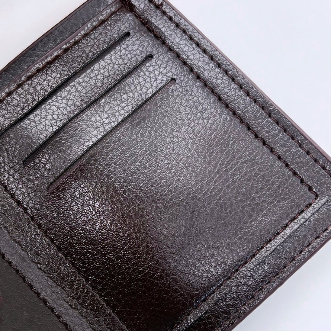 جزدان جلد طبيعي بلون بني – تصميم Pv.B الأنيق 🤎