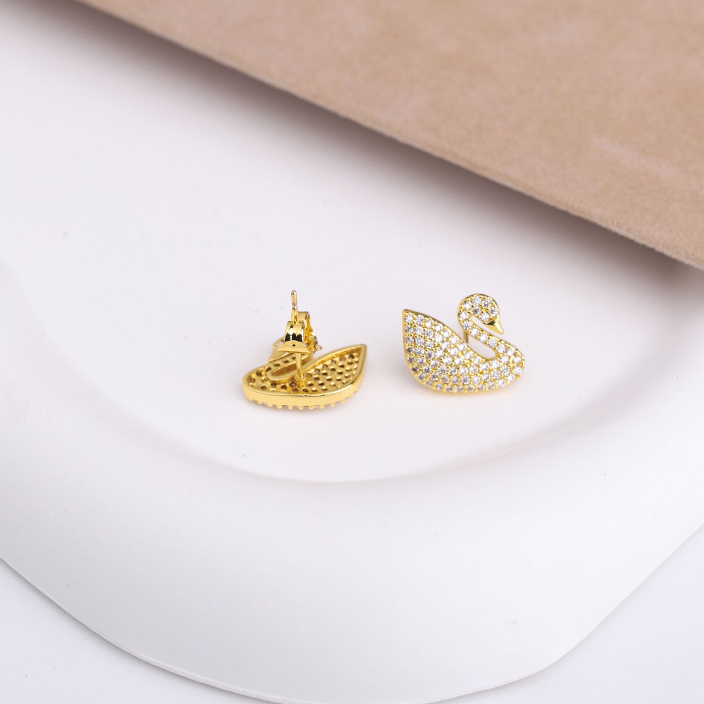 طقم Swarovski – زركون ذهبي ✨💛