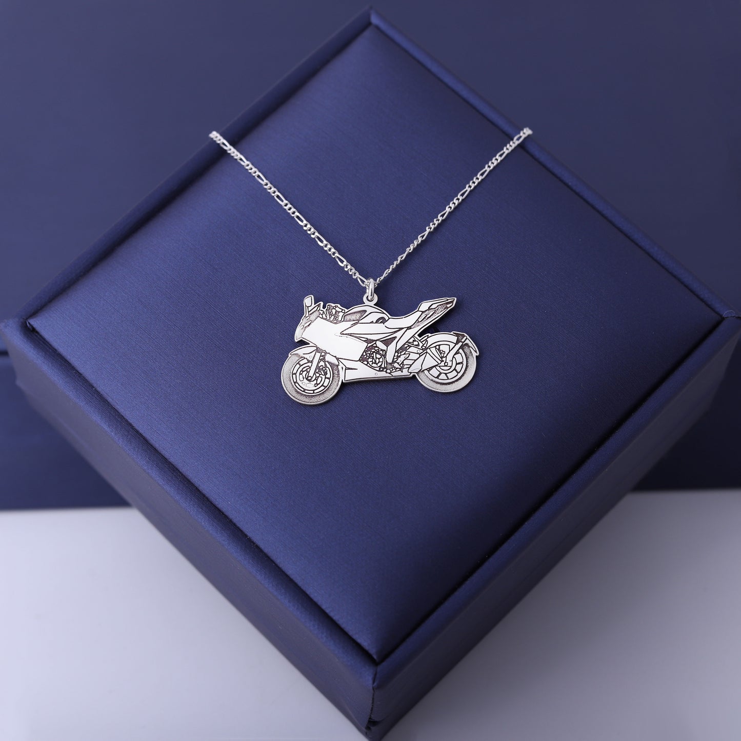 سنسال فضة تفصيل سيارة – تصميم خاص مع رقم السيارة 🚗💨