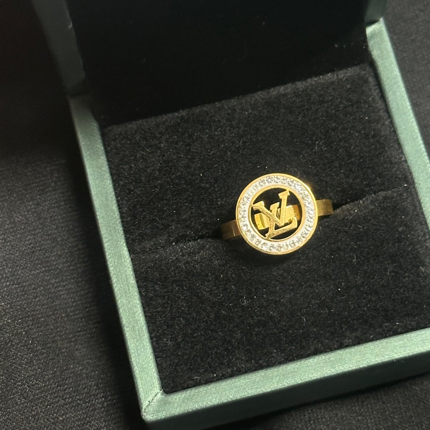 ✨ خاتم لويس فيتون LV – زركون فاخر ✨