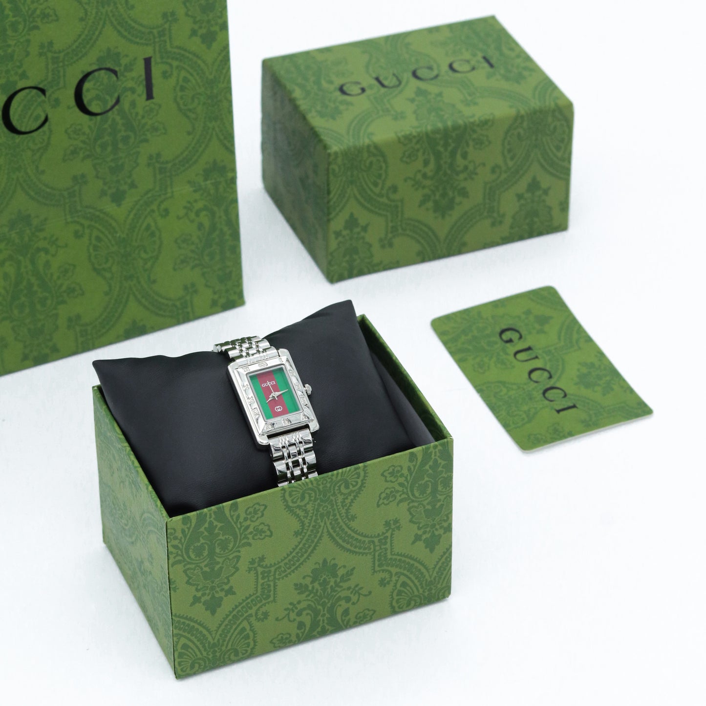 ساعة GUCCI – فضي مع لمسات أخضر وأحمر ⌚💚❤️