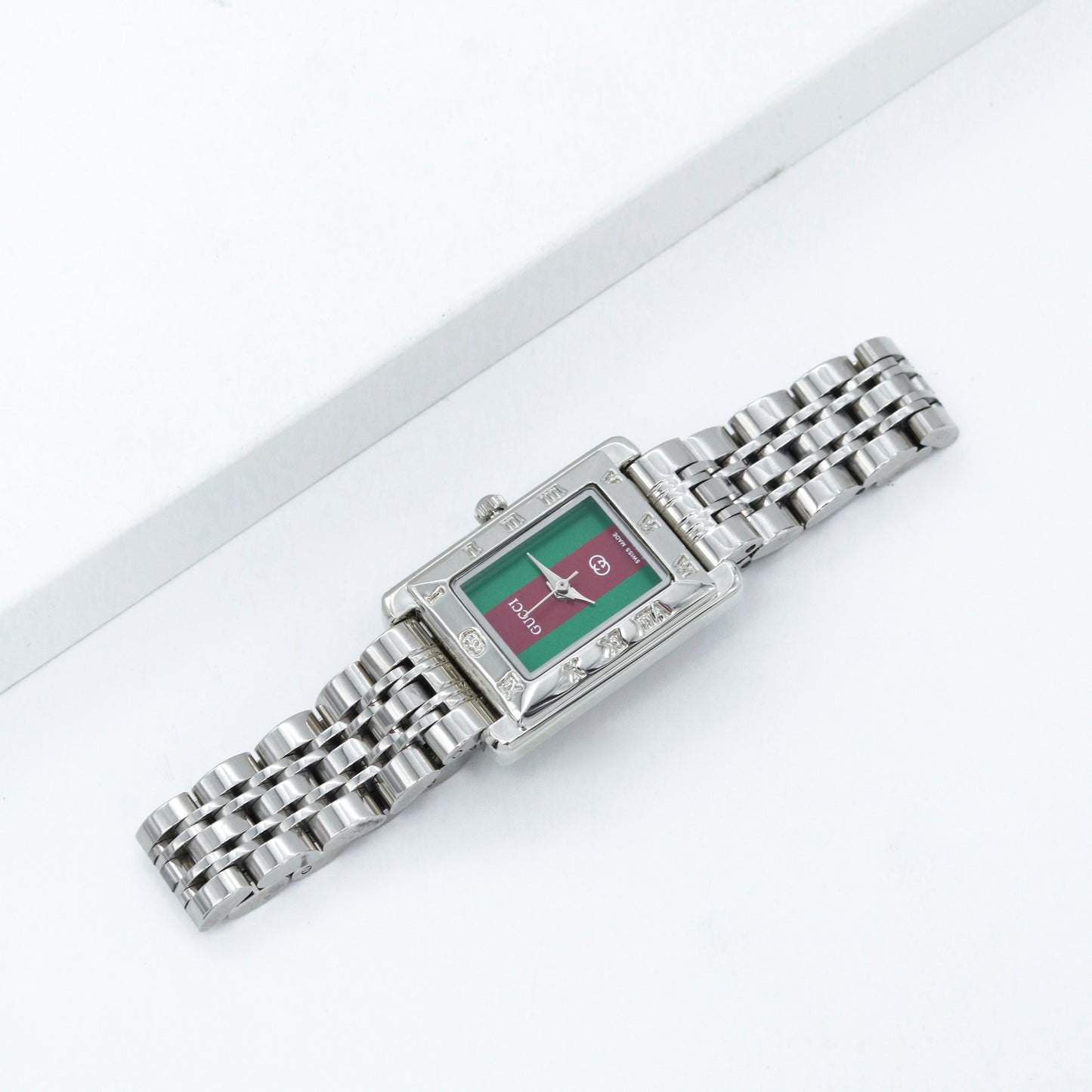 ساعة GUCCI – فضي مع لمسات أخضر وأحمر ⌚💚❤️