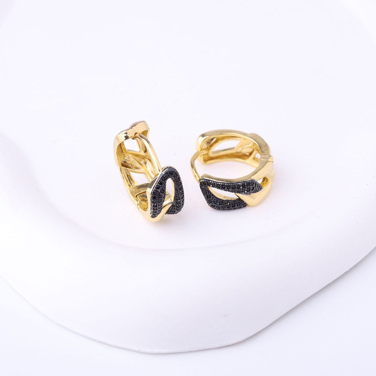 ✨ طقم لازوردي – 4 قطع ذهبي بزركون أسود ✨