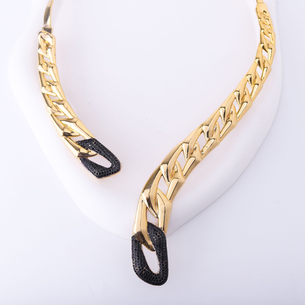 ✨ طقم لازوردي – 4 قطع ذهبي بزركون أسود ✨