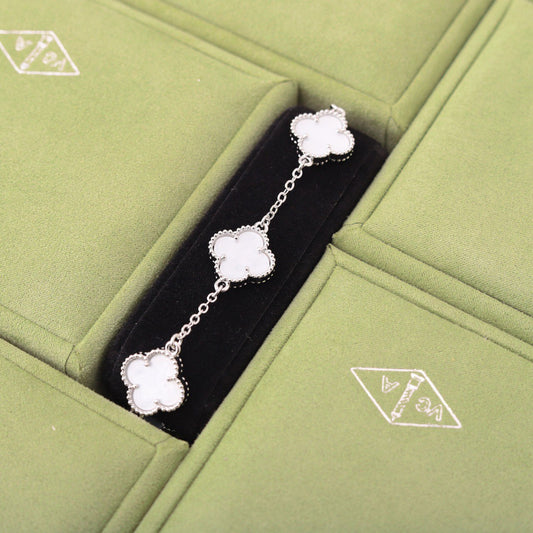 ✨ أسوارة فان كليف أبيض وفضي - (مُختم) ✨