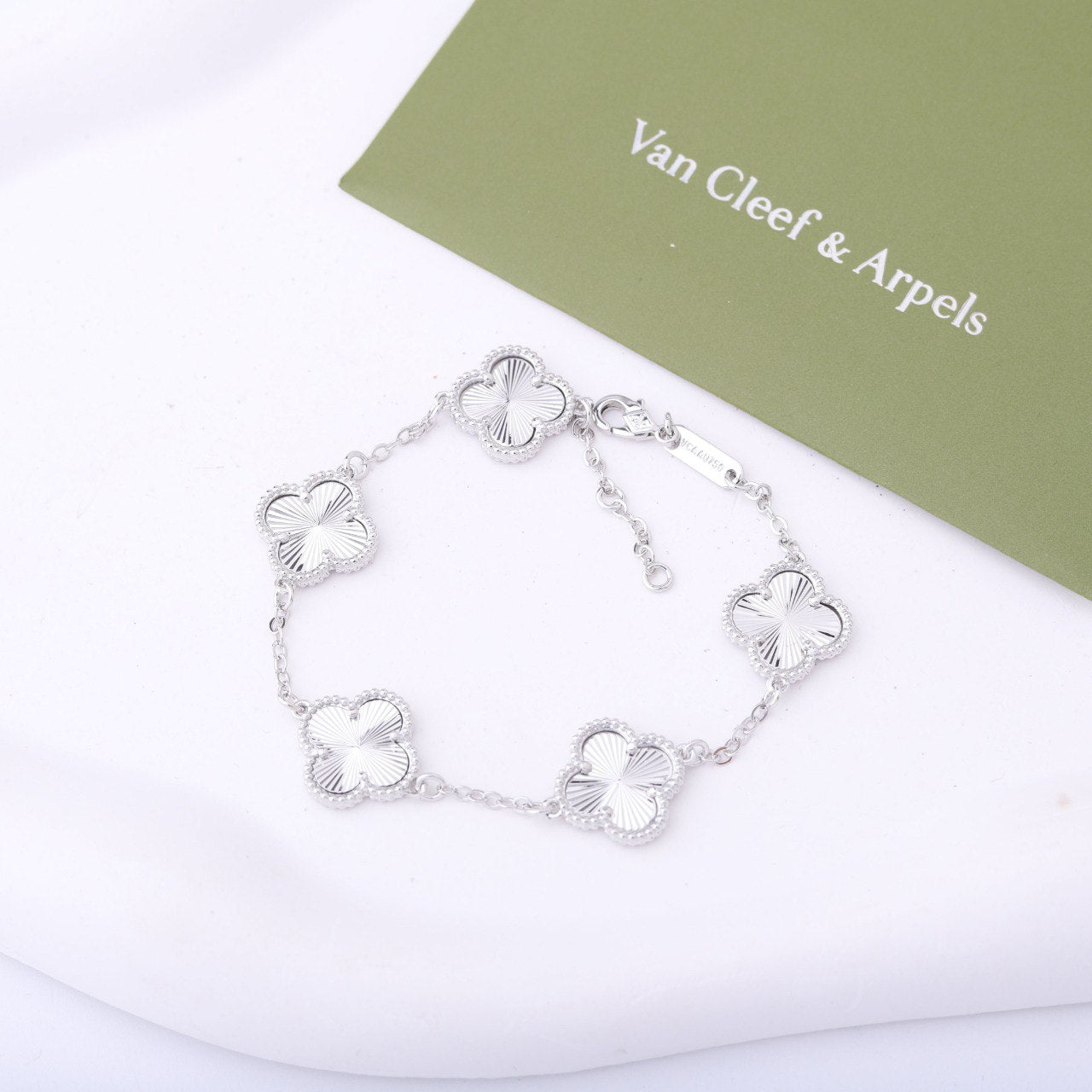 ✨ أسوارة فان كليف فضي - (مُختم) ✨