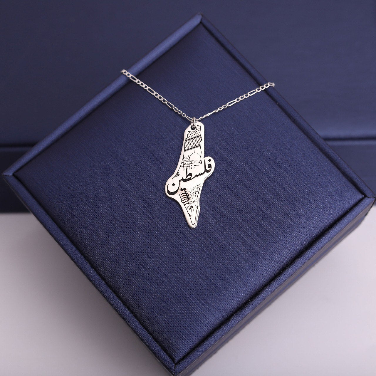 سنسال فضة تفصيل خارطة فلسطين – صمّم عبارتك الخاصة 🖋️