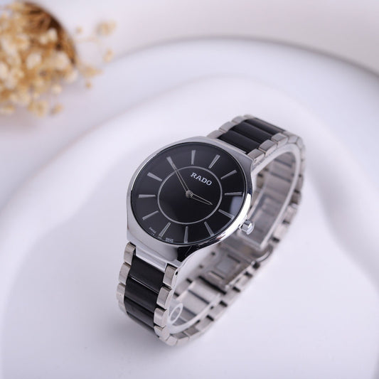 🤍 ساعة Rado True Elegance – نقاء الفضة وعمق السيراميك الأسود ⚫
