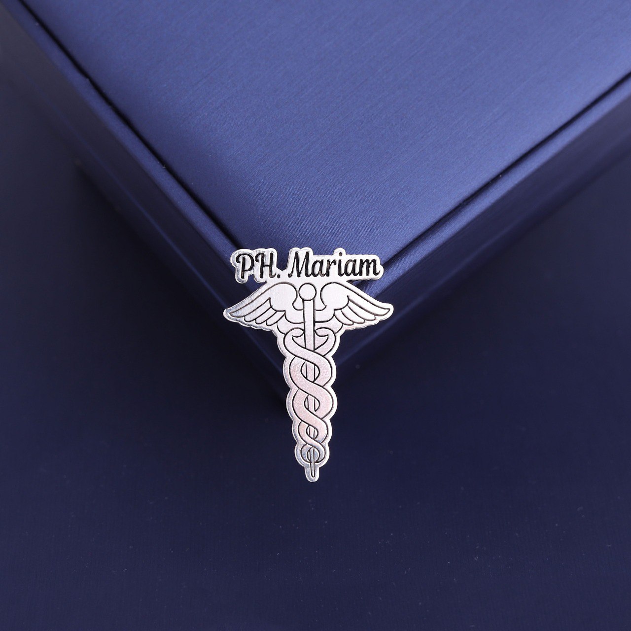بروش فضة – تصميم مخصص لمهنة الطب 🩺💖