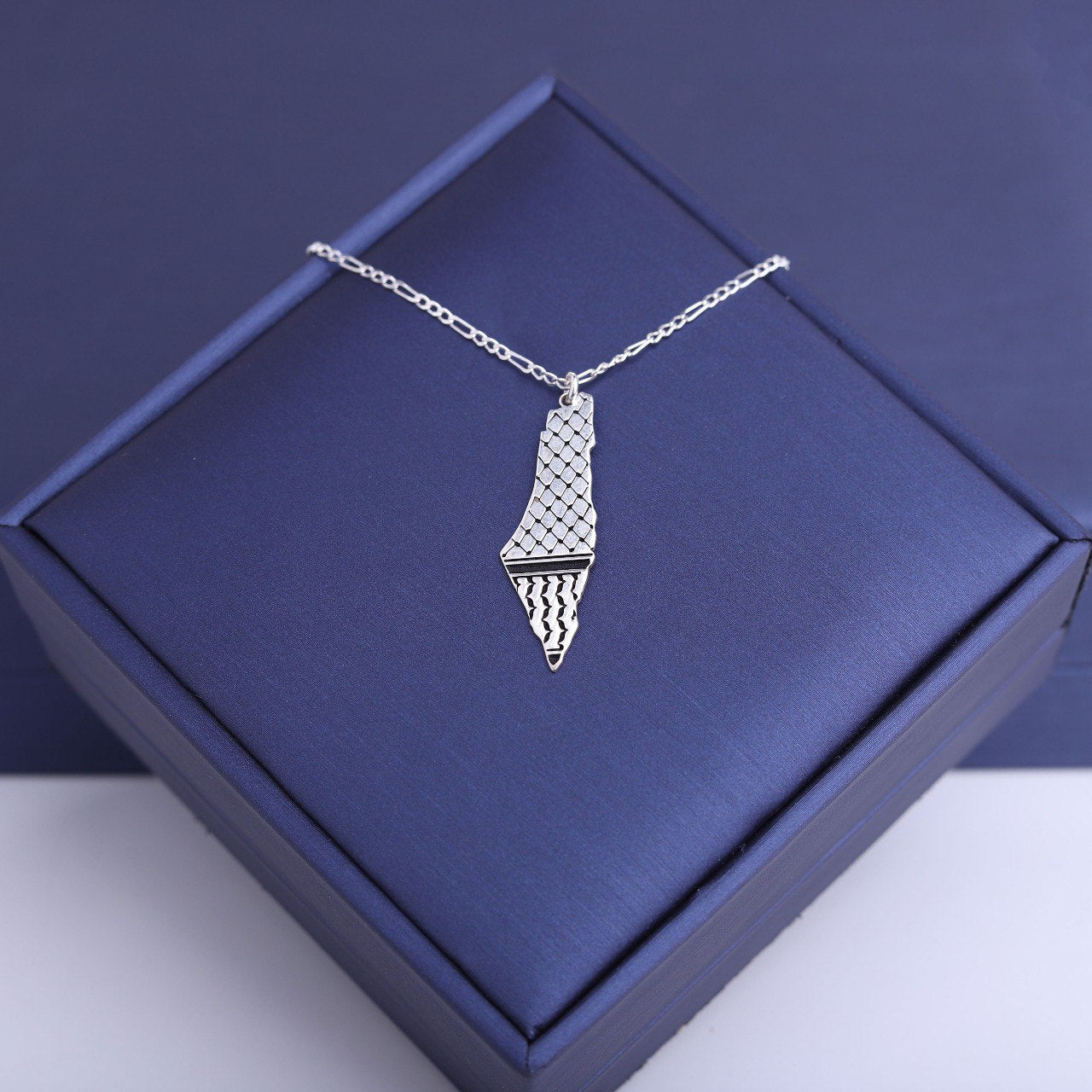 سنسال فضة تفصيل خارطة فلسطين – صمّم عبارتك الخاصة 🖋️