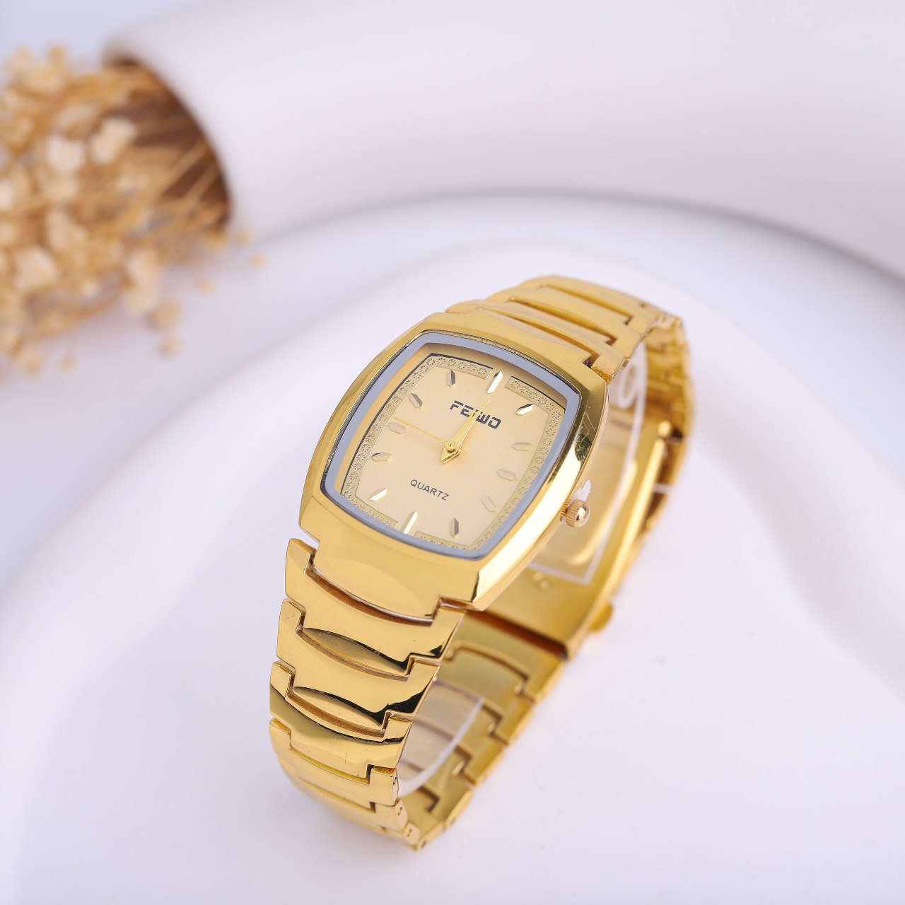 ✨ ساعة Golden Edge – الفخامة المربعة بلمسة من الذهب الخالد 👑